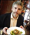 Patrice go�te la cuisine traditionnelle du restaurant Roger la grenouille