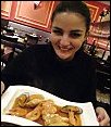 Sofia mange une marmite de la mer au restaurant fran�ais sarthois le Queniau