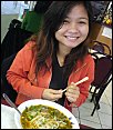 Yann d�guste une soupe asiatique dans un restaurant vietnamien et chinois