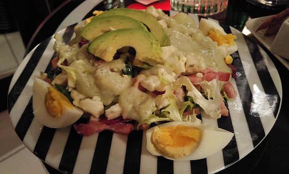 Restaurant Club Rayé - Salade généreuse au fromage et blanc de dinde