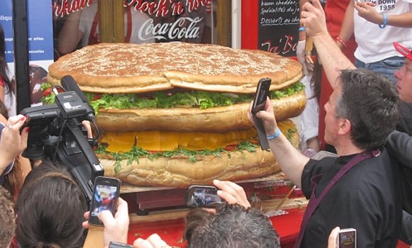 Restaurant Le Fil Rouge Café - Le plus gros hamburger du monde