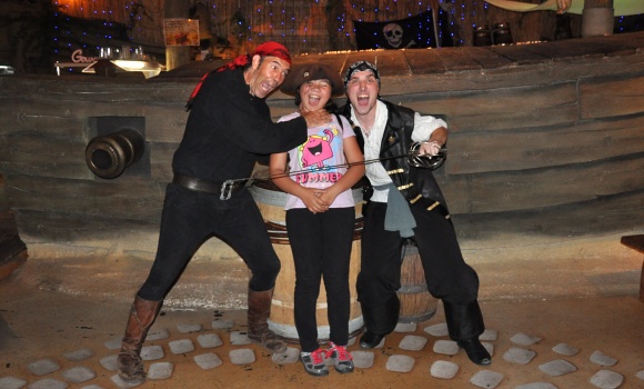 Restaurant Le Repère des Pirates - Monika en plein photo souvenir avec les 2 pirates