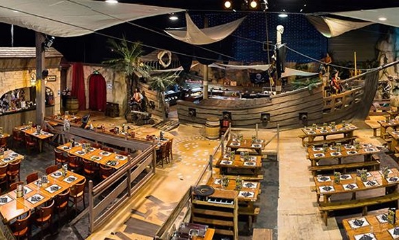 Restaurant Le Repère des Pirates - La salle au décor de bateau pirate