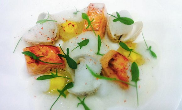 Restaurant Très Honoré - Saumon et praires, radis daikon, émulsion de yuzu & purée de carottes jaunes !