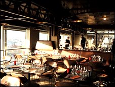 Photo restaurant paris 58 Tour Eiffel - De grandes baies vitr�e �clairent le lieu
