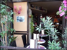 Photo restaurant paris L'Abribus - Coin terrasse fleuri