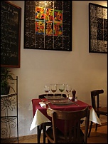 Photo restaurant paris Athanas Le Livalin - Tableaux abstraits et vaiselle multicolore