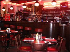 Photo restaurant paris Au Diable des Lombards - Superbes néons roses fluo au-dessus du bar