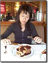 Photo restaurant paris Au Pied de Cochon - Keiko moyennement convaincu par ses profiterolles, voir pas du tout...