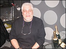 Photo restaurant paris Le Baba Bourgeois - Samuel un patron chaleureux