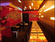 Photo restaurant paris Bayon - Salle pleine de photos du pays...