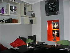 Photo restaurant paris Le Bercail - Une bibliothèque au fond de la salle