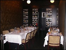 Photo restaurant paris Bistro Volnay - Tables élégamment dressées avec de jolies nappes blanches