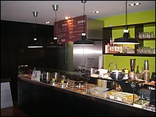 Photo restaurant paris Box and Coffee - Ingrédients présentés sur de grandes étagères réfrigérées