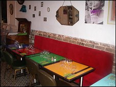 Photo restaurant paris Les Bricoles - Tables multicolores et guirlandes lumineuses