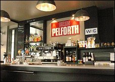 Photo restaurant paris Caf� Sal� - Tout de noir v�tu