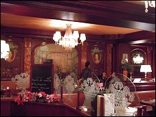 Photo restaurant paris Café Victoria - Superbes lustres et boiseries