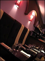 Photo restaurant paris Casa Valentino - Eclairages rosés et écran à plasma