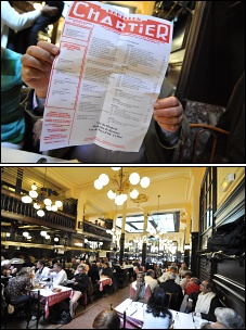 Photo restaurant paris Chartier - Toujours plein de monde et une carte imprimée chaque jour.