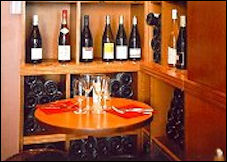 Photo restaurant paris Couleurs de Vigne - Belle d�coration en bois avec des livres et des bouteilles de vins
