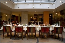 Photo restaurant paris DeDa Saveurs Georgiennes - Belles couleurs et magnifique �tag�re d'�pices.