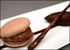 Photo restaurant paris Dominique Bouchet - Macaron au Chocolat noir