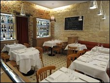 Photo restaurant paris Firmin Le Barbier - Le ton est donn�: prune et bois clair