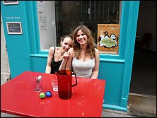 Photo restaurant paris Judicious - Deux hotesses qui vous charmeront