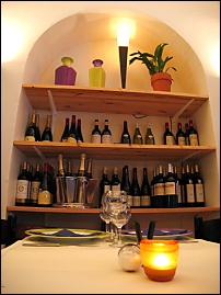 Photo restaurant paris Le JuJubier - Une alcove à vin bien acceuillante