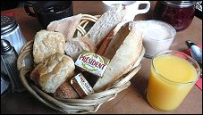 Photo restaurant paris Just Be - Corbeille de mini-viennoiseries
