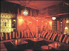 Photo restaurant paris La Casbah - Ambiance feutr�e aux lumi�res tamis�es