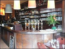 Photo restaurant paris La Chope de Corentin - Long bar pour siroter un cocktail