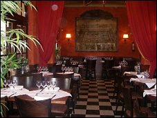 Photo restaurant paris La Place Royale - Une salle lumineuse sous les arcades...