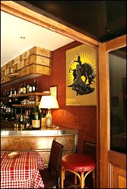 Photo restaurant paris La Table d'Adrien - Le comptoir de bar et sa belle affiche