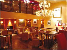 Photo restaurant paris La Villa Corse Rive Droite - D�cor cosy de boiseries et lustres en cristal