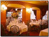 Photo restaurant paris Le Laumi�re - Grande salle avec vue sur Jardinet