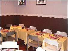 Photo restaurant paris Le Casa - Tons marron et écrus sur les murs