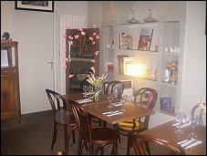 Photo restaurant paris Le Framboisy - Une multitude de petites tables en bois