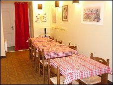Photo restaurant paris Le Maquis - Petit restaurant aux murs couleur soleil