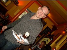 Photo restaurant paris Le Plan B - Nico apporte les desserts