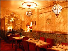 Photo restaurant paris L'Etoile Marocaine - Ambiance rouge et or d'une belle complexit�