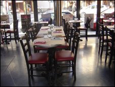 Photo restaurant paris Les Magiciens - Salle très ouverte vers l'extérieur