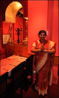 Photo restaurant paris La Maison du Kashmir - La patronne en tenue traditionnelle