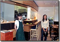Photo restaurant paris Nakagawa - Megumi et la souriante serveuse.