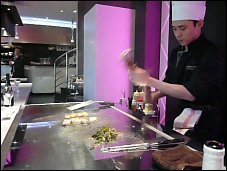 Photo restaurant paris Oki - Le chef teppanyaki est jongleur.