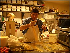 Photo restaurant paris La Pâte à Pâtes - Gilles qui nous concocte des pâtes toutes fraîches