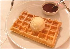 Photo restaurant paris Les Petites Sorci�res - Gaufre de Bruxelles et sa glace vanille @lesrestos.com