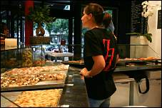Photo restaurant paris Pezzo - Service des pizzas en action