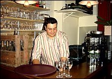 Photo restaurant paris Au Pied de Fouet Oberkampf - Monsieur Guillaume derri�re le bar.