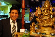 Photo restaurant paris Pooja - Mr BHATT, g�rant du Pooja et grand chef indien